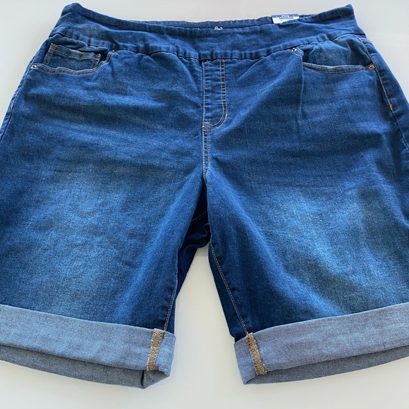 Terra & Sky Pants - NWT Terra & Sky Denim Fitted Stretch Cuffed Bermuda Shorts, 2X (20-22)